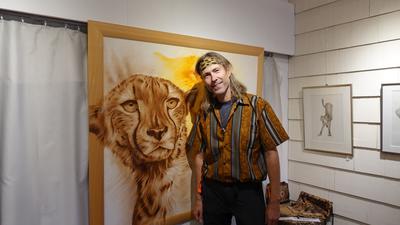 Matto Barfuß - Mann in Galerie - neben Gepardenbild