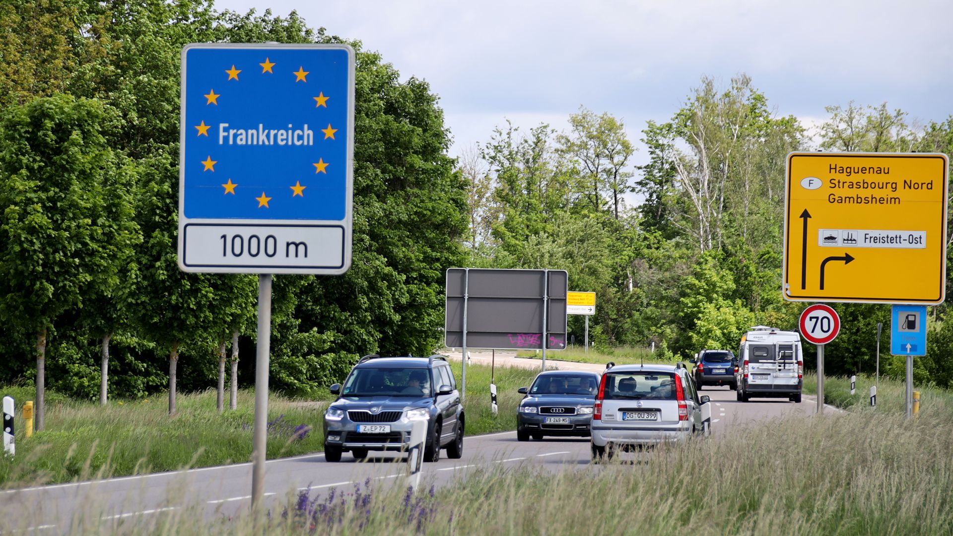 Autos fahren am Grenzübergangen Rheinau-Gambsheim zwischen Deutschland und Frankreich.