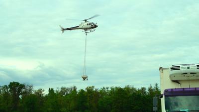 Helikoptereinsatz im Auwaldgebiet nördlich von Rheinau-Freistett. Immer wieder steigt die Maschine auf um den bakteriellen Wirkstoff BTI über den Brutstätten der Stechmücken auszubringen. Dazu wird das Granulat aus dem Behälter unter dem Helikopter zielgenau abgelassen