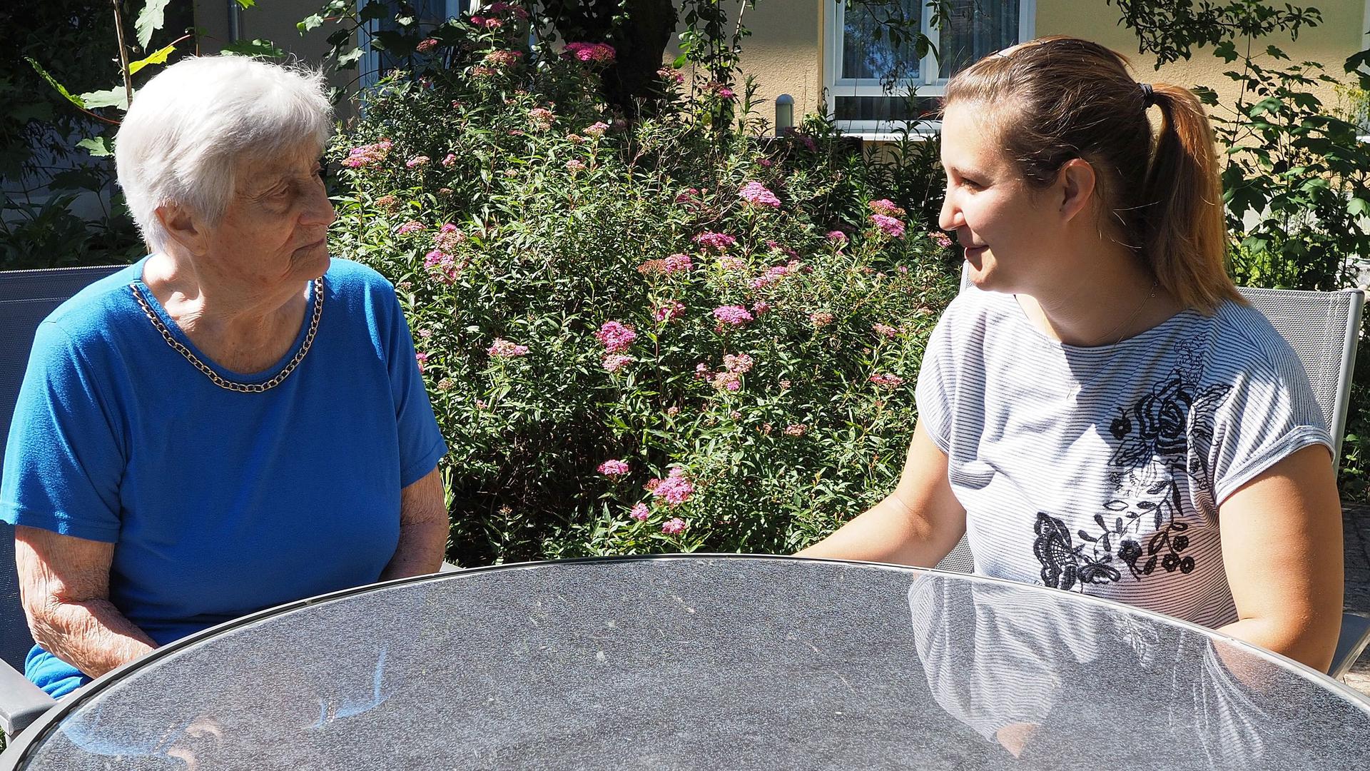 Zwei Generationen im Gespräch: Barbara Hauß (98) und Lisa Vogt (27) wohnen beide gern in Freistett. In den 71 Jahren, die sie trennen, hat sich am Leben auf dem Land viel verändert.