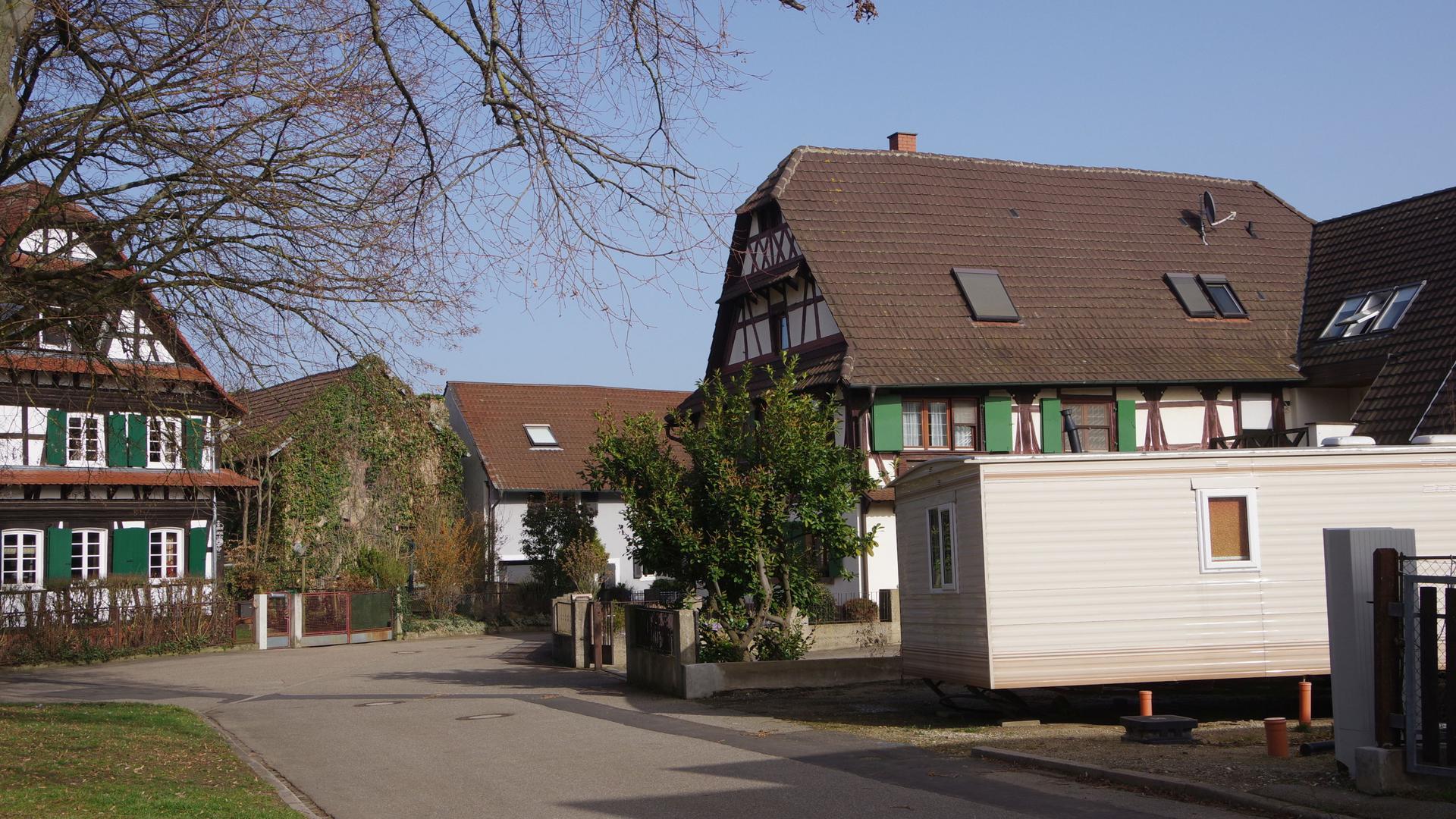 Ein derzeit zunächst nur abgestelltes Mobilhome erregt in Rheinbischofsheim die Gemüter. Der Besitzer plant darin eine barrierefreie Wohnung für seinen Vater.
