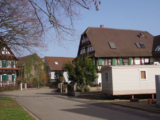 Ein derzeit zunächst nur abgestelltes Mobilhome erregt in Rheinbischofsheim die Gemüter. Der Besitzer plant darin eine barrierefreie Wohnung für seinen Vater.

