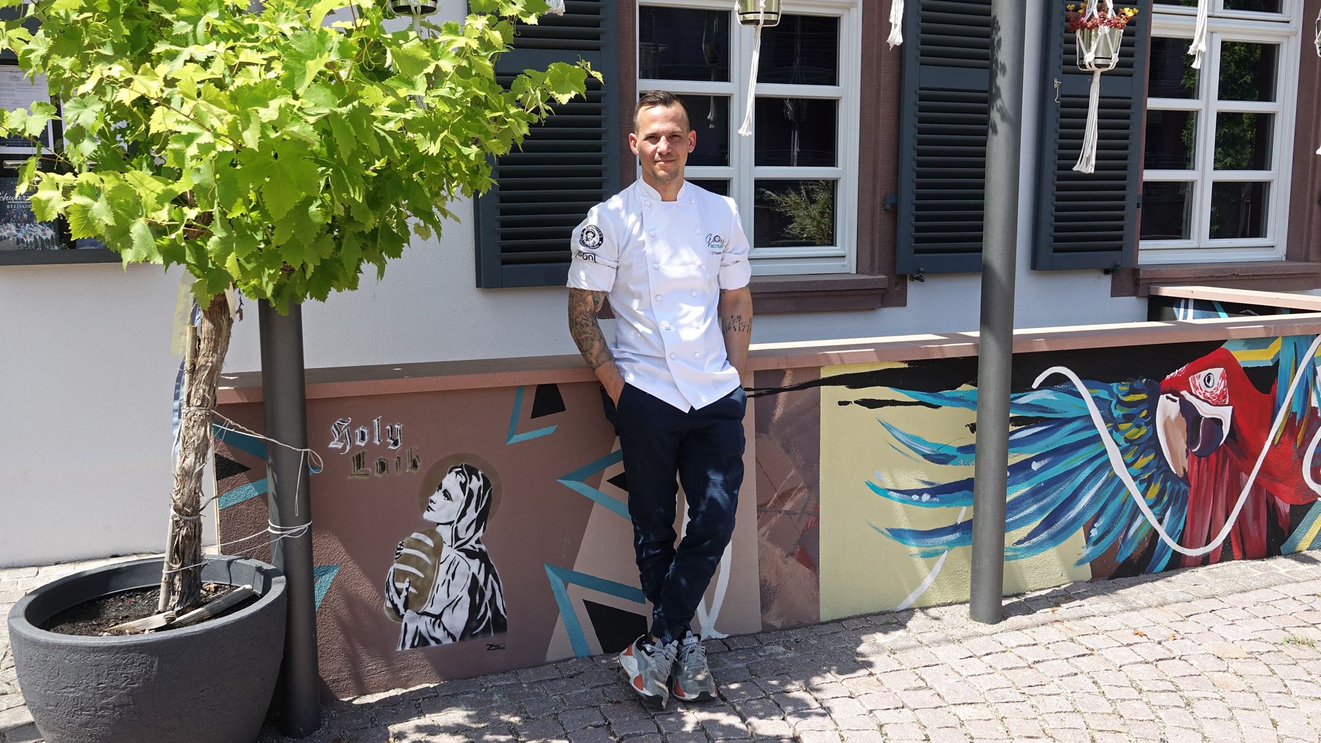 Francesco D’Agostino betreibt ein Restaurant und ein Bistro in Rheinbischofsheim. Im Hinterhof treffen sich dort Jung und Alt.