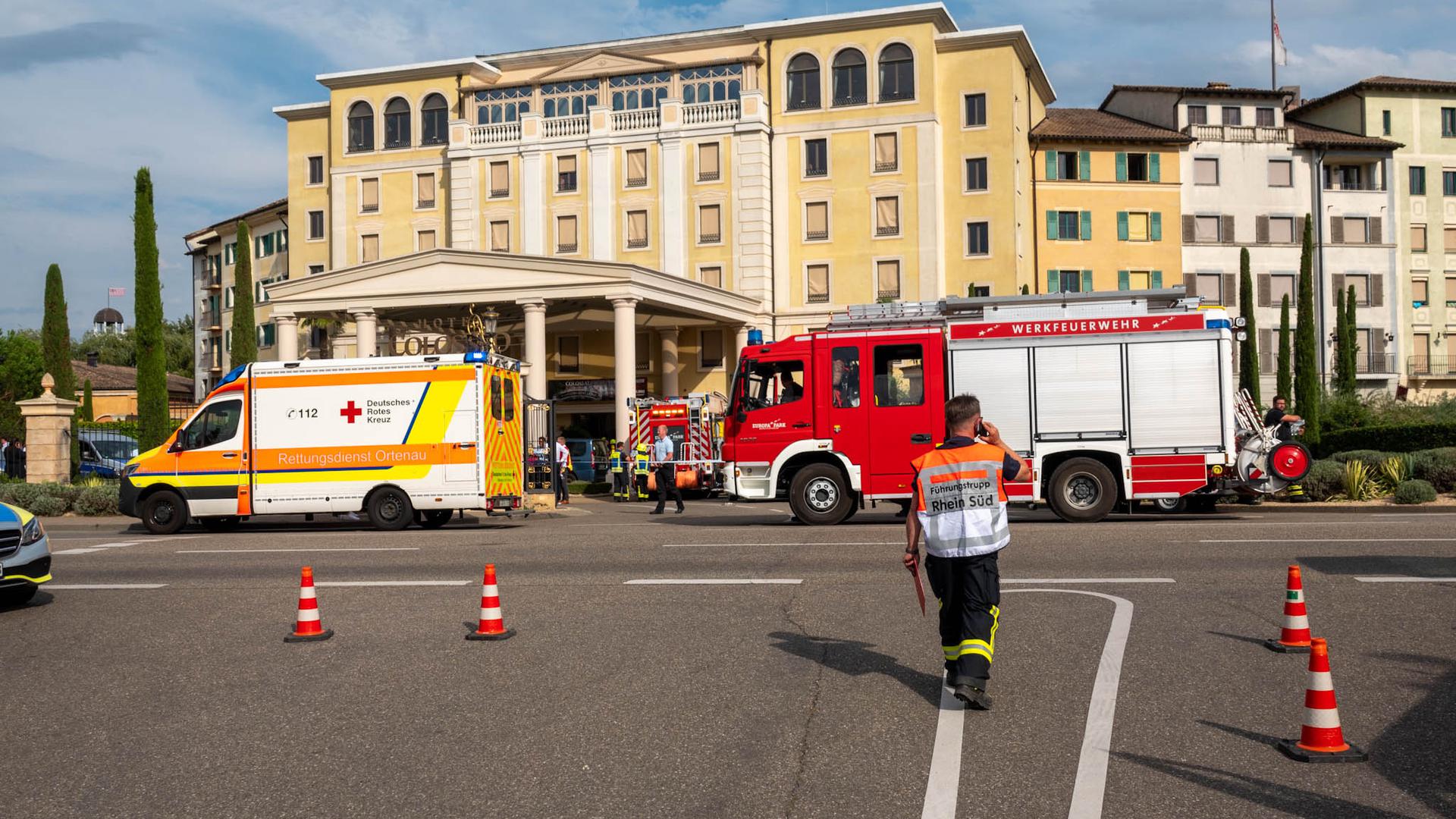 Feuerwehr und Rettungskräfte sind am Europa-Park in Rust mit einem Großaufgebot vor Ort, um Verletzte zu versorgen.