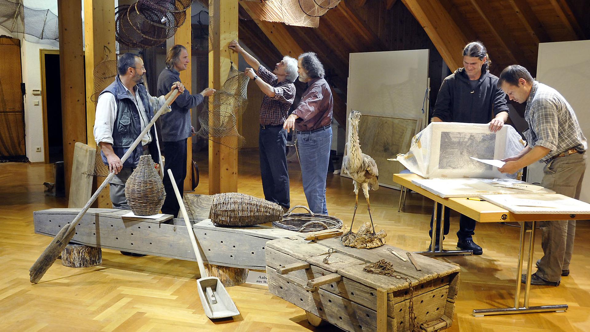 Mitglieder der Ruster Fischerzunft und des Kulturkreises beim Aufbau der Ausstellung zum 425. Jubiläum der Fischerzunft