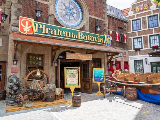 Der Eingang des „Preview Center“ von Piraten in Batavia im Europa Park.