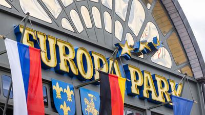 Ein Schriftzug mit dem Namen des Parks ist über dem Haupteingang des Europa-Parks zu sehen.