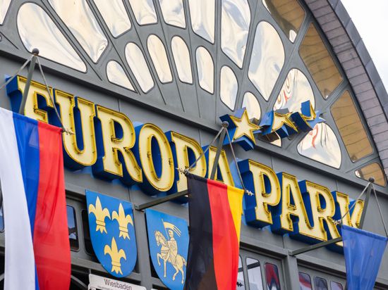Ein Schriftzug mit dem Namen des Parks ist über dem Haupteingang des Europa-Parks zu sehen.