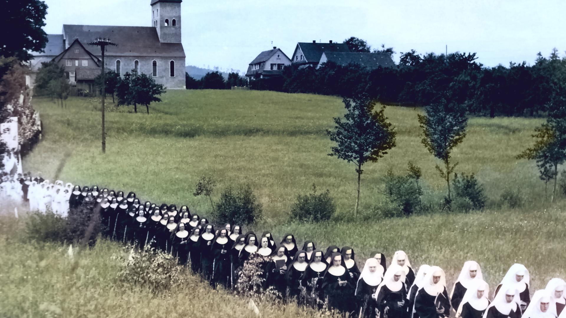 Prozession 1953 von der neu erbauten Dorfkirche zum Kloster Erlenbad: Das Kloster in Obersasbach war jahrzehntelang das Mutterhaus der Europäischen Provinz und der Stationen in Indien, die Franziskanerinnen hatten einen großen Zulauf. 