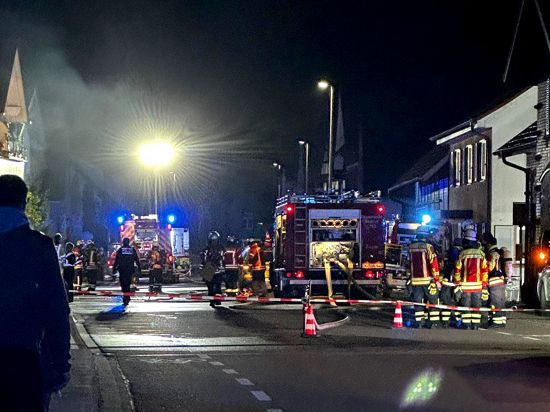 Vieles ist noch unklar: Der Einsatz der Rettungskräfte und Feuerwehren bei dem Brand in Sasbach in der Nacht zum Ostersonntag. 