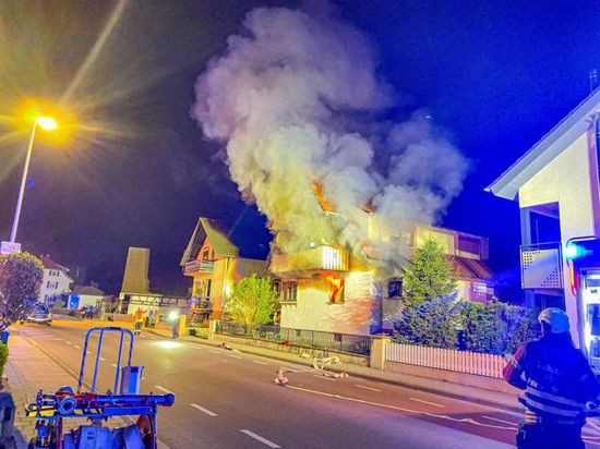 Eine angekündigte Straftat endete am Abend des Ostersamstag in einem Gebäudebrand in Sasbach im Ortenaukreis bei welchem eine Person ums Leben kam. 