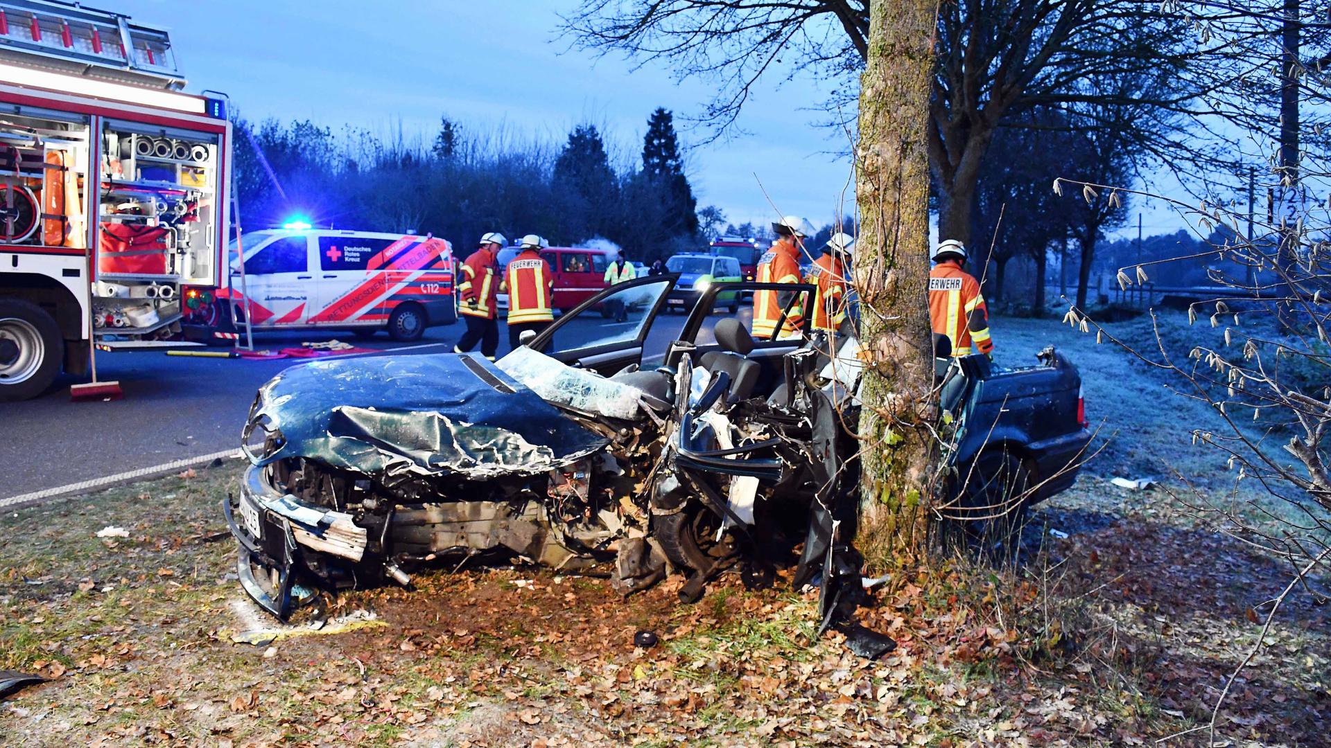 Der Fahrer eines BMW wurde bei Sasbach nach einem Zusammenstoß mit einem Sprinter in seinem Auto eingeklemmt.