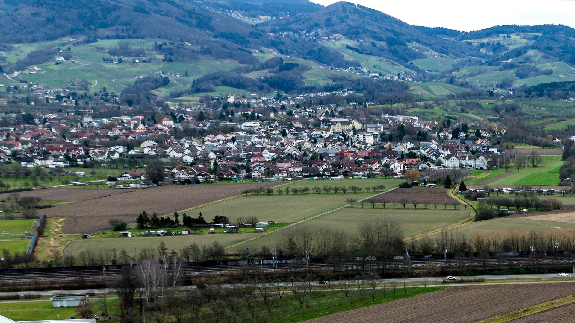 Sasbach entwickelt neue Baugebiete, zuletzt ist die Bevölkerung mehrere Jahre in folge geschrumpft. Stichwort Waldfeld III