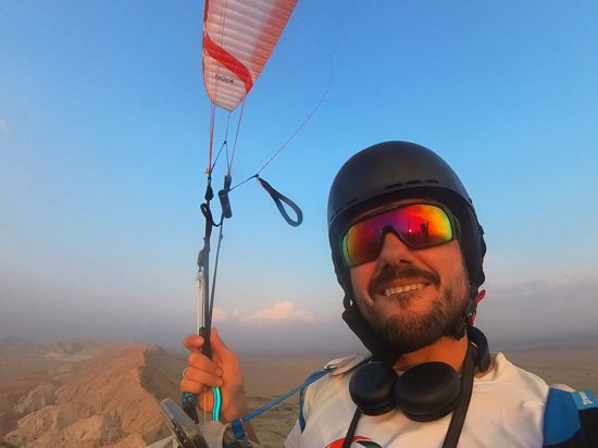 Survivaltour in der Wüste: Ein Mitglied des Sasbachwaldener Gleitschirmclubs Borkies ist bei einem internationalen Wettbewerb in Dubai dabei, bei dem die Teilnehmer nicht nur mit dem Gleitschirm fliegen, sondern auch laufen müssen (der Mann wohnt in Gaggenau)