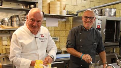 Herbert Decker und Christian Mamber in der Küche des Hotels Engel in Sasbachwalden