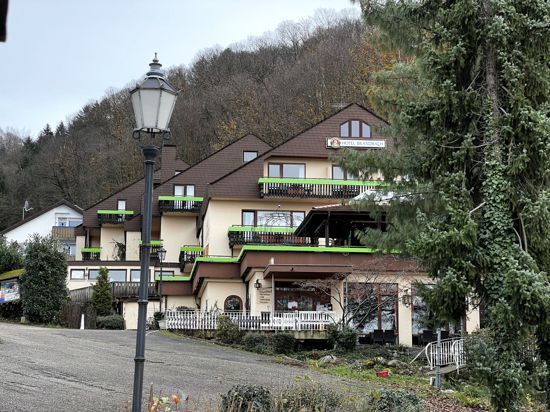 Das Hotel Brandbach beherbergt jetzt Flüchtlinge aus verschiedenen Ländern. Touristen hatten dem Haus zuletzt schlechte Noten gegeben.