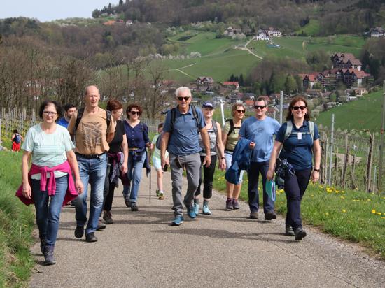 Menschen wandern in Sasbachwalden.