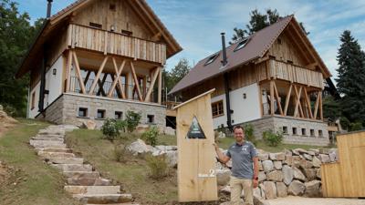 In Sasbachwalden sind Häuser zu 100 Prozent aus Holz gebaut worden.Wie lebt es sich darin, was muss man beachten? 