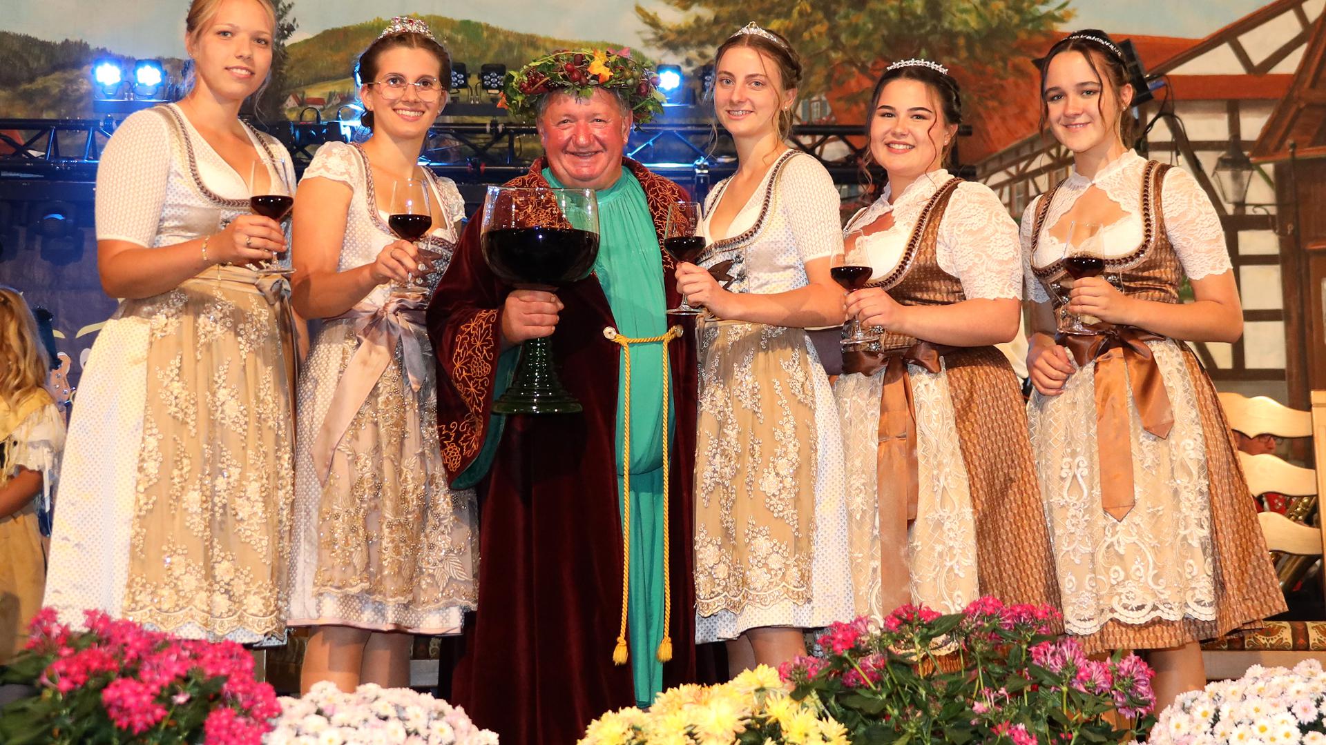 Krönung der neuen Weinhoheiten in Sasbachwalden - 2.000 Leute bei Trachtenparty zum Auftakt des Erntedank- und Weinfestes