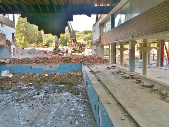 Es war einmal ein attraktives Hallenbad: Zum Sanatorium Dr. Wagner in Sasbachwalden gehörten drei Schwimmbecken, die jetzt zusammen mit dem gesamten Gebäudekomplex abgerissen werden.
