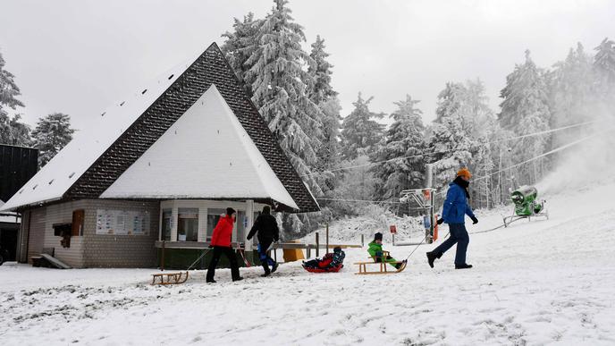 Erster Schnee im Winter im Höhengebiet des Schwarzwalds