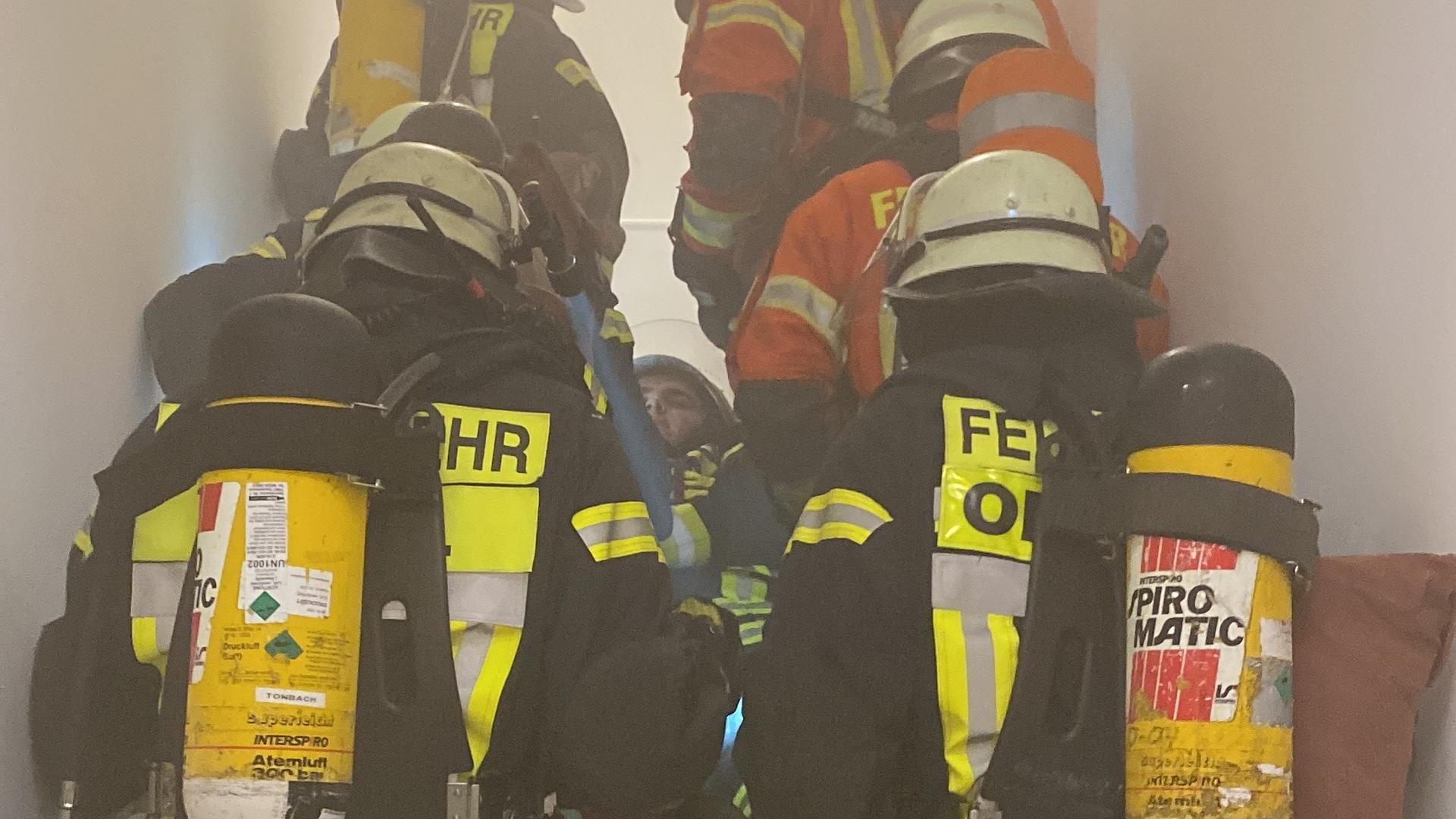 Feuerwehrmänner bergen bei einer Großübung einen verletzten Mann aus dem Heizkeller des Nationalparkzentrums am Ruhestein. 
