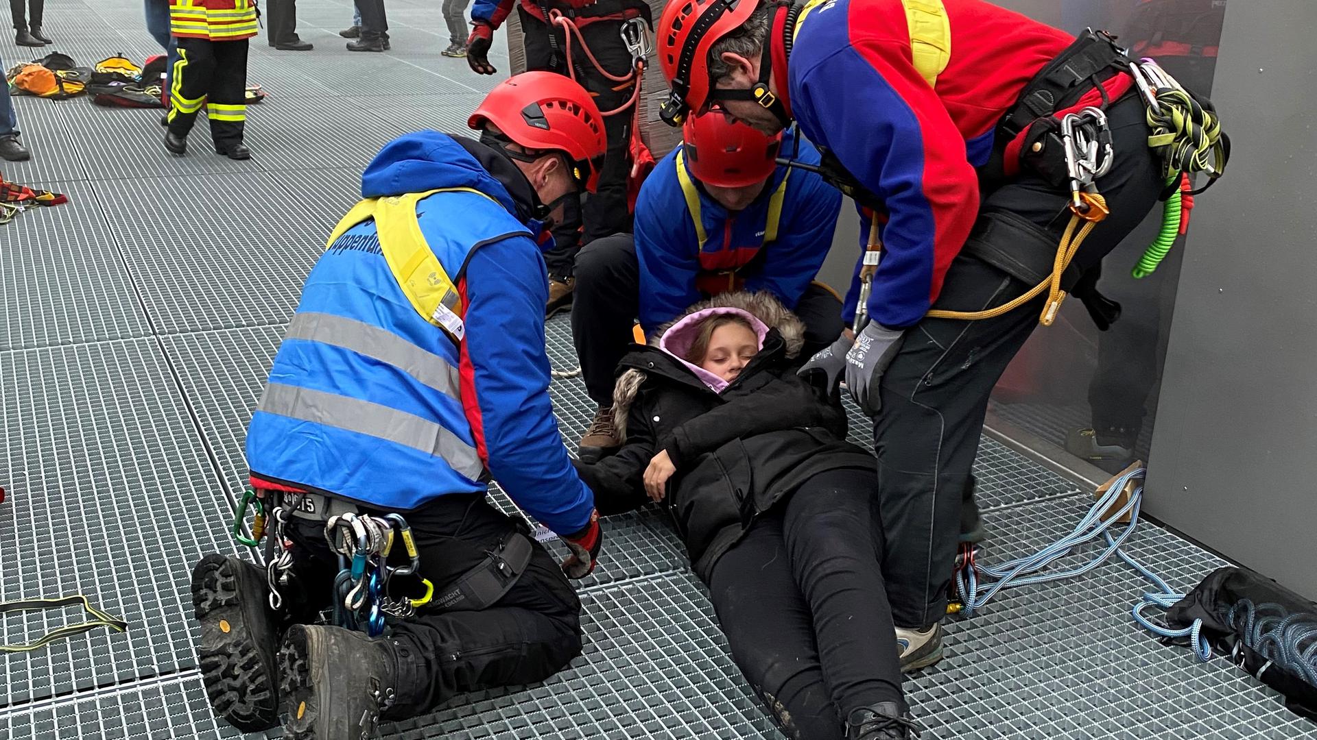 Die Einsatzkräfte der Bergwacht versorgen bei einer Übung am Ruhestein ein Opfer. 