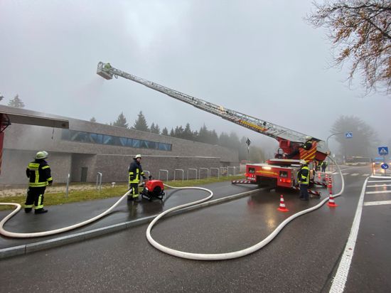 Im Einsatz: Bei einer Großübung löscht ein Drehleuterfahrzeug der Feuerwehr einen Brand am Nationalparkzentrum am Ruhestein. Die Einsatzkräfte waren mit vier gleichzeitigen Szenarien konfrontiert. 