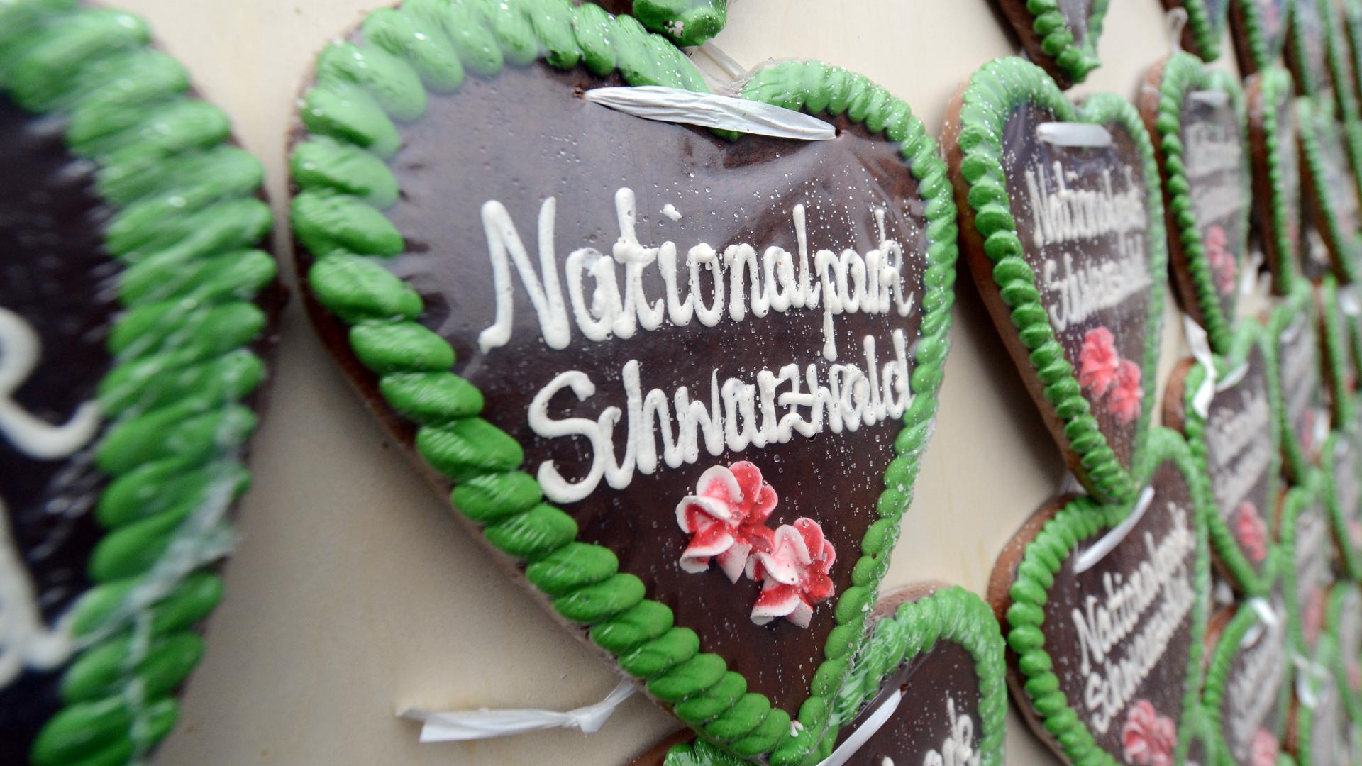 Lebkuchenherzen der Befürworter des Nationalpark Schwarzwald sind am 23.10.2013 in Stuttgart (Baden-Württemberg) vor dem Ausweich-Landtag im Vorfeld der Landtagsberatung zum Nationalpark-Gesetz aufgehängt. 