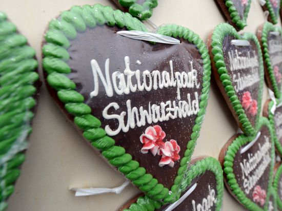 Lebkuchenherzen der Befürworter des Nationalpark Schwarzwald sind am 23.10.2013 in Stuttgart (Baden-Württemberg) vor dem Ausweich-Landtag im Vorfeld der Landtagsberatung zum Nationalpark-Gesetz aufgehängt. 