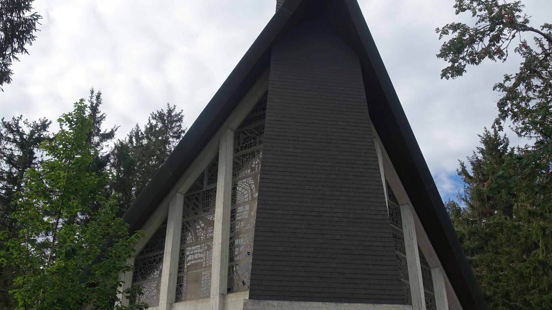Moderne Kapelle mit Beton und Glas