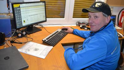 Ohne Laptop und PC geht im Wintersport-Management nichts mehr: Markus Huber überwacht im „Regieraum“ der Seibelseckle-Talstation die aktuellen und langfristigen Wetterdaten.