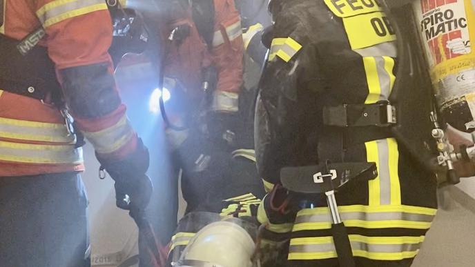 Feuerwehrleute tragen bei einer Großübung am Ruhestein einen verletzten Menschen aus dem Nationalparkzentrum. 