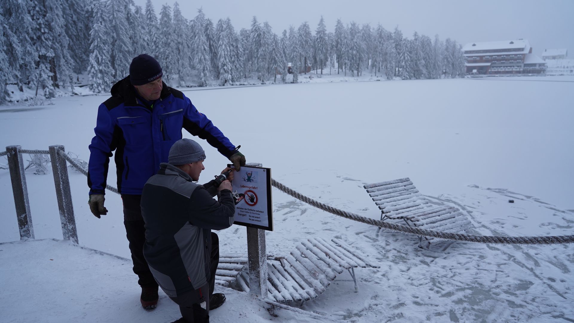 Betreten verboten: Johann Schnurr (links) und sein Sohn Michael Schnurr bringen Hinweisschilder an, nachdem Ausflügler sich auf die Eisfläche gewagt hatten.