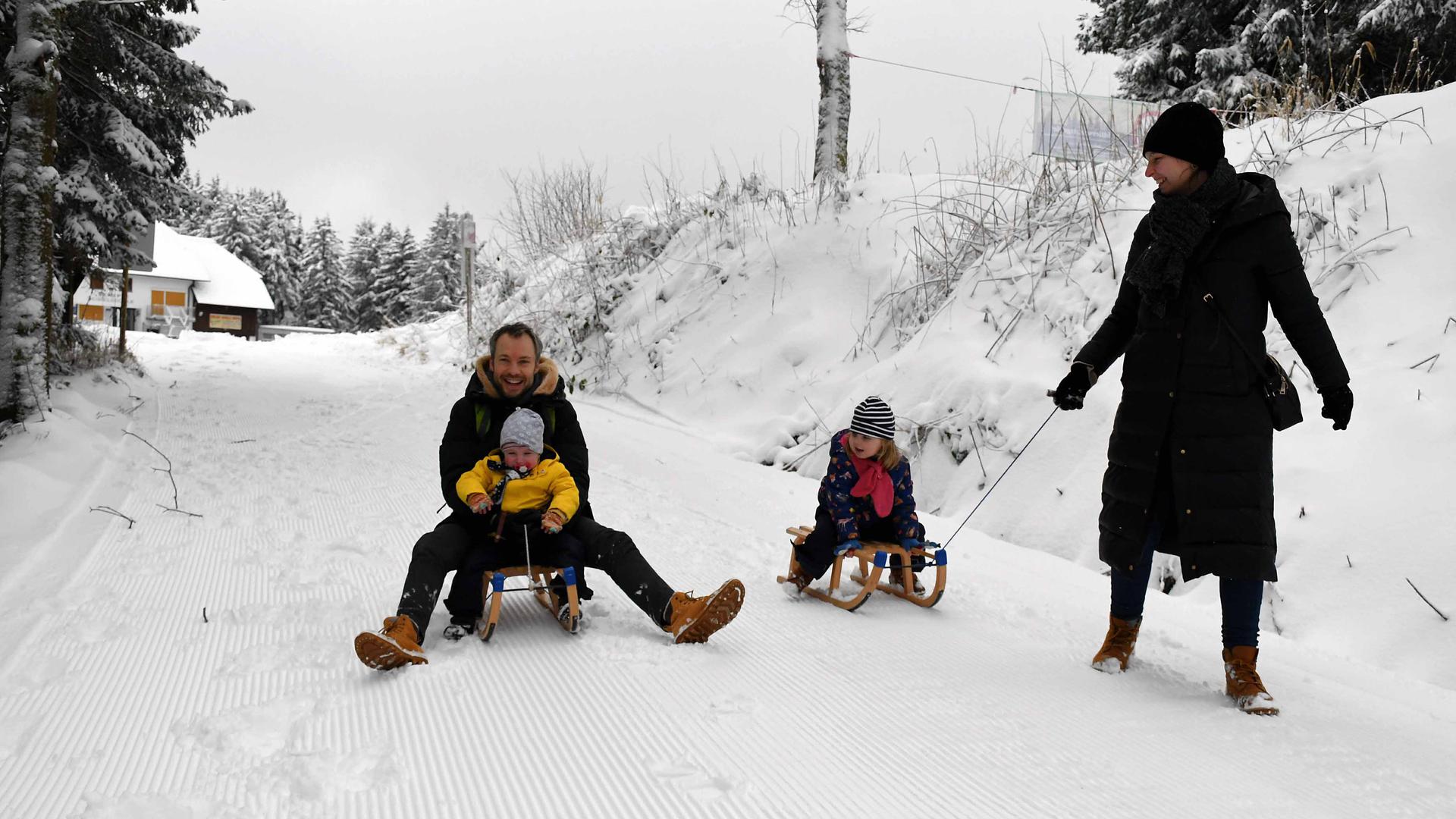 Im Höhengebiet entlang der Schwarzwaldhochstraße sind Menschen im Schnee unterwegs.