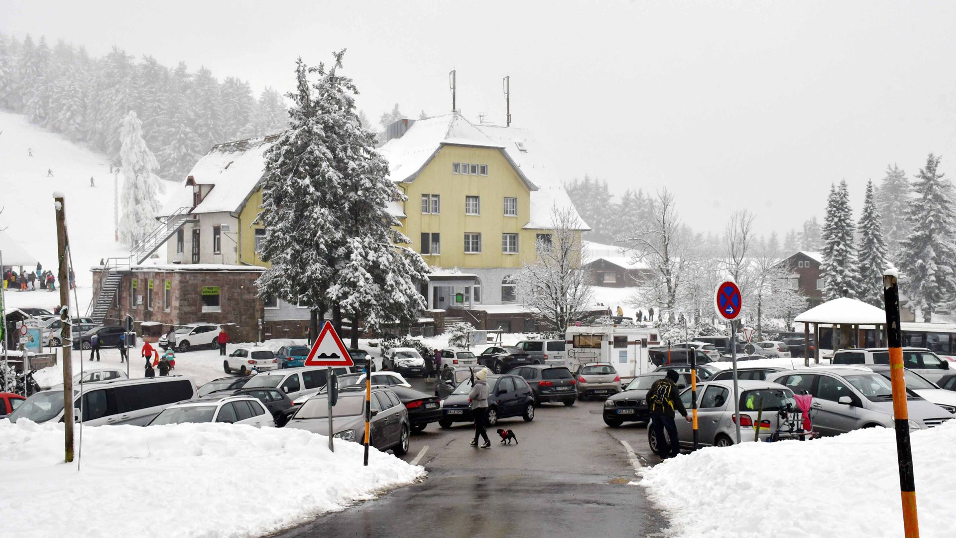 Die Schwarzwaldhochstraße im Schnee und viele belegte Parkplätze.