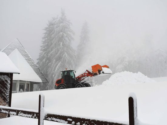 Im Höhengebiet entlang der Schwarzwaldhochstraße sind Menschen im Schnee unterwegs.