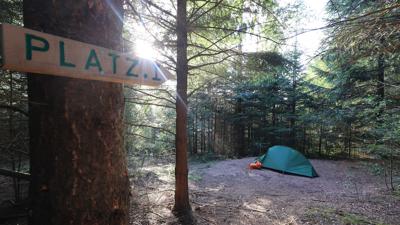 Ein Zelt auf einer Lichtung mitten im Nirgendwo des Naturparks Schwarzwald Mitte/Nord. Das versteckte Areal ist ein sogenanntes Trekking Camp.