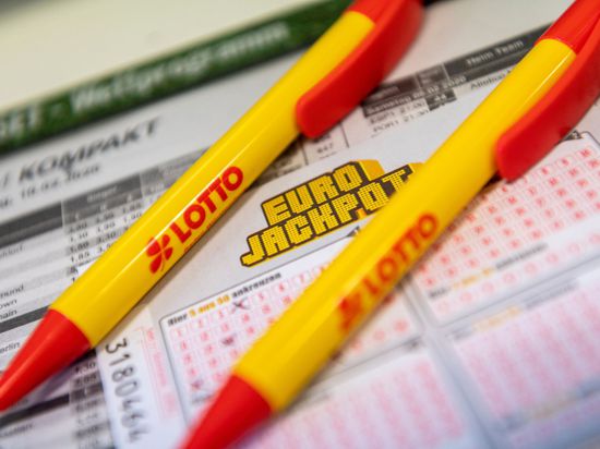 Ein Los für den Eurojackpot und Kugelschreiber mit dem Lotto-Logo.