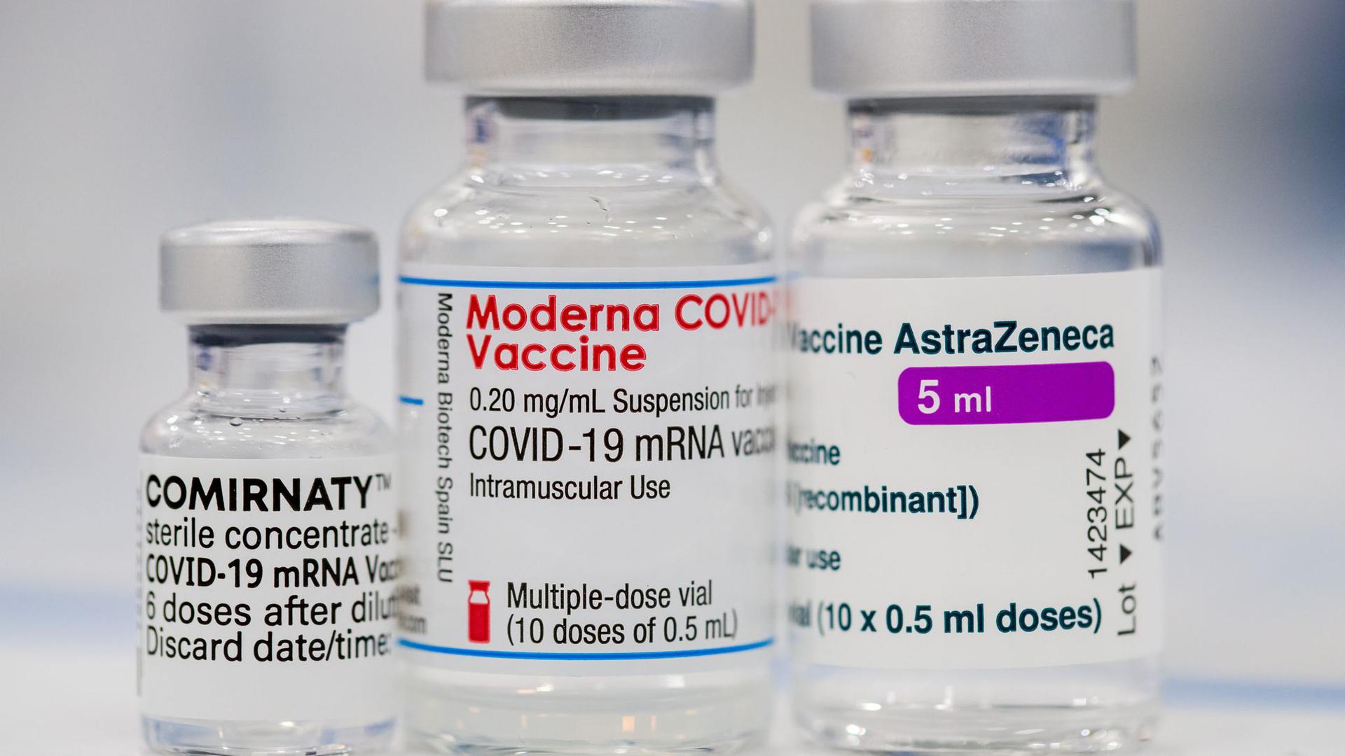 Fläschchen der Corona-Impfstoffe von Pfizer-BionTech (l-r), Moderna und Astrazeneca.