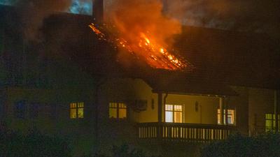 Großeinsatz der Feuerwehr: In Willstätt-Legelshurst hat wohl ein Sauna-Brand auf den Dachstuhl übergegriffen.