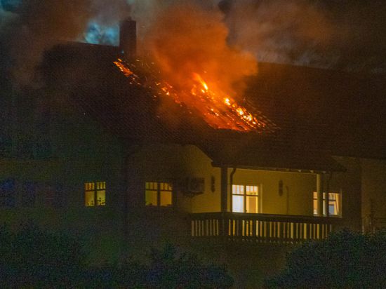 Großeinsatz der Feuerwehr: In Willstätt-Legelshurst hat wohl ein Sauna-Brand auf den Dachstuhl übergegriffen.