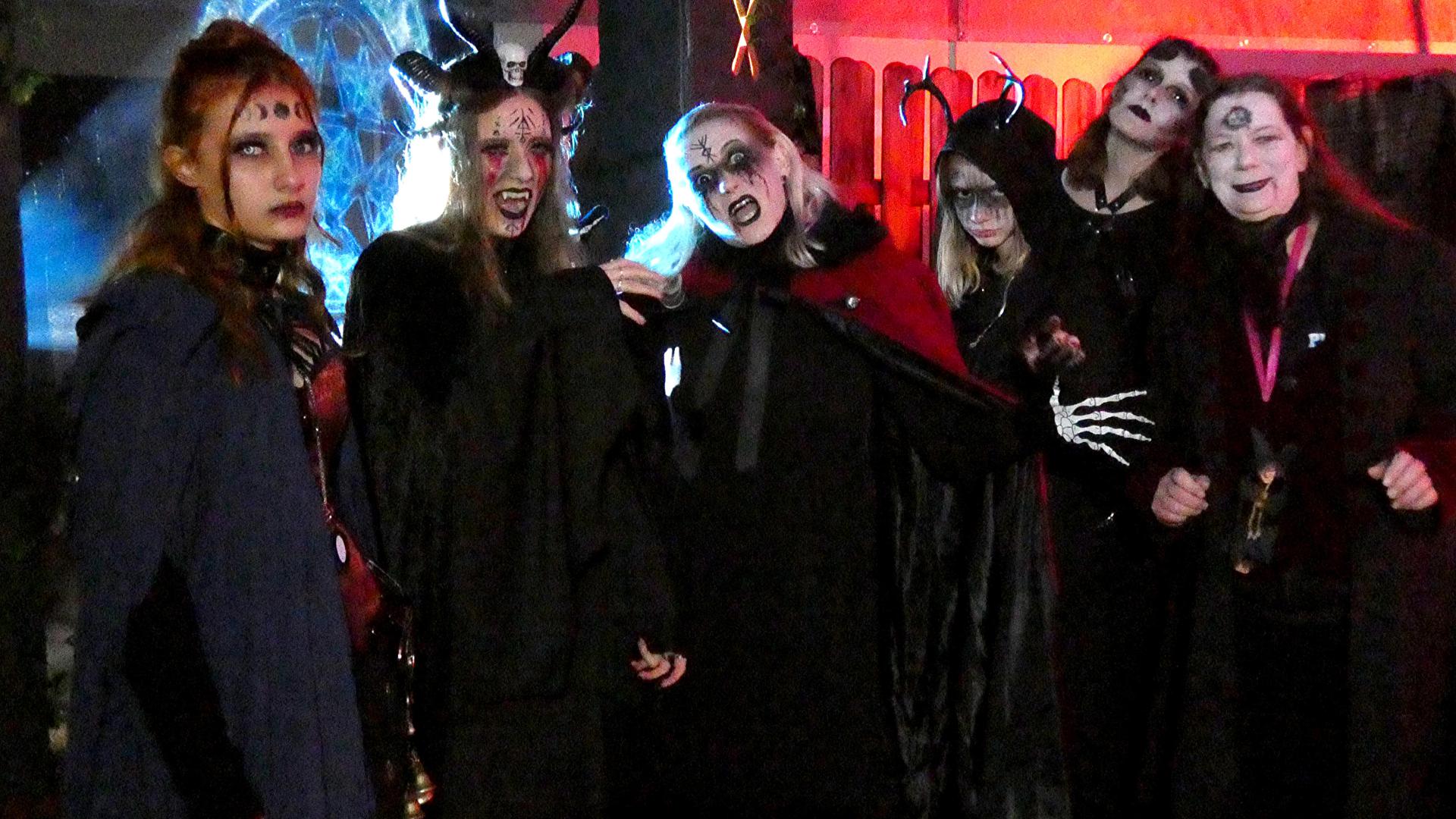 Am Ende eines langen Make-up-Tags praktizieren bei den Halloween Horror Nights Durmersheim kunstvoll hergerichtete Hexen ihre okkulten Rituale.