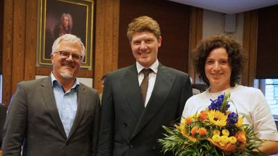 Oberbürgermeister Hans Jürgen Pütsch steht im Ratsaal in Rastatt neben Mats und Lena Tilebein