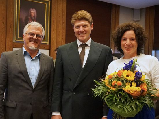 Oberbürgermeister Hans Jürgen Pütsch steht im Ratsaal in Rastatt neben Mats und Lena Tilebein