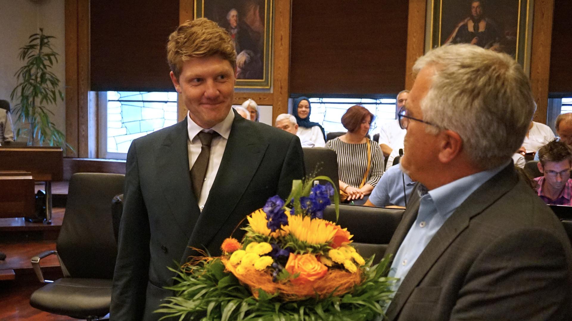 Oberbürgermeister Hans Jürgen Pütsch gratuliert Bürgermeister Mats Tilebein im Rathaus Rastatt zur Wahl.