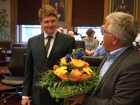 Oberbürgermeister Hans Jürgen Pütsch gratuliert Bürgermeister Mats Tilebein im Rathaus Rastatt zur Wahl.