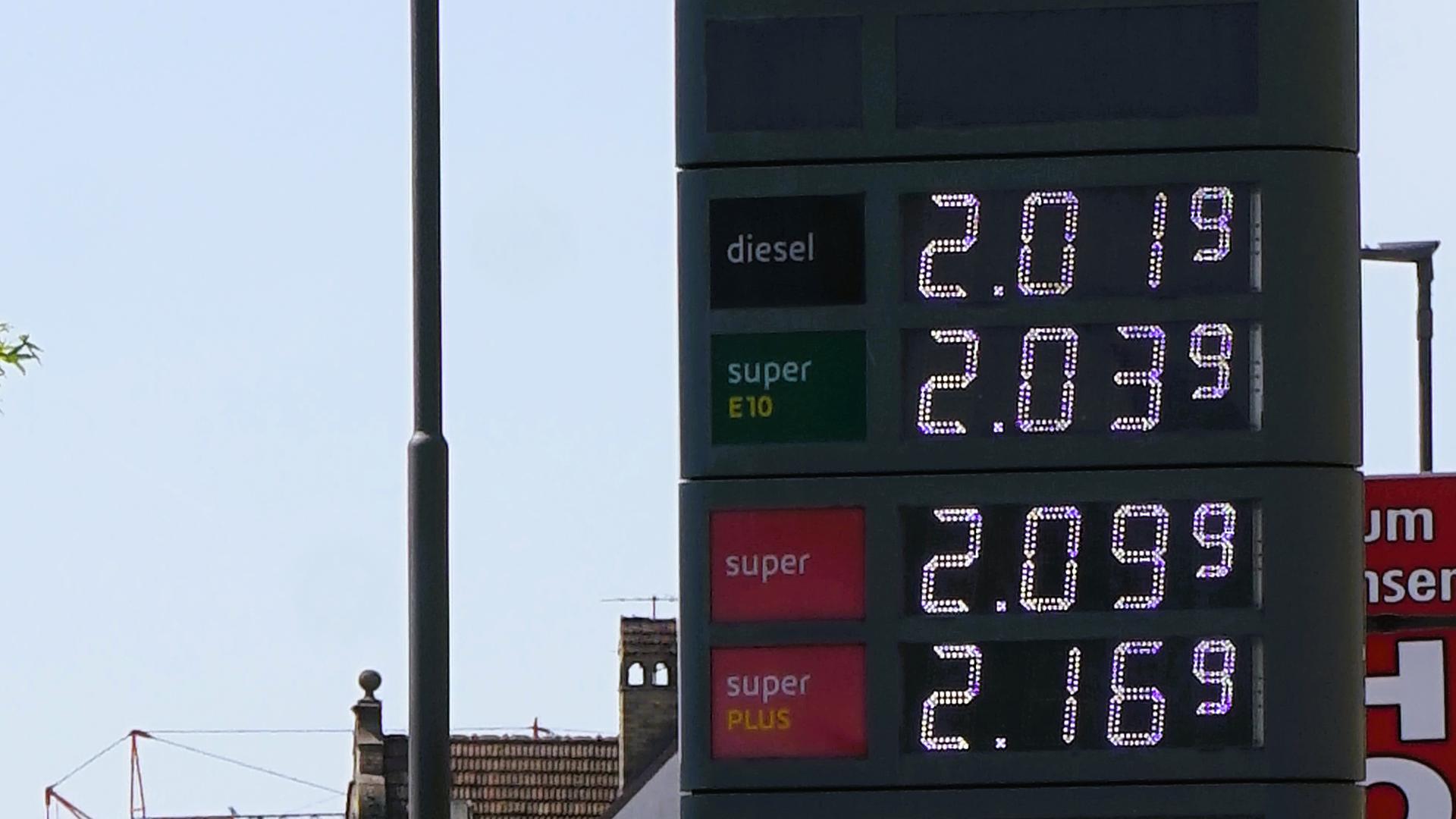 Die Zwei steht: Seit März sind die Kraftstoffpreise explodiert. Besonders Pendler und Menschen im ländlichen Raum wie im Landkreis Rastatt sind von den hohen Spritpreisen betroffen. 