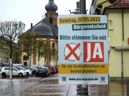 Ein Plakat zum Bürgerentscheid am 7. Mai über das Zentralklinikum Mittelbaden in Rastatt.