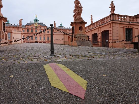 Blick auf das Schloss Rastatt, im Vordergrund auf dem Boden die gelb-rote Pfeilmarkierung für den Revolutionspfad.
